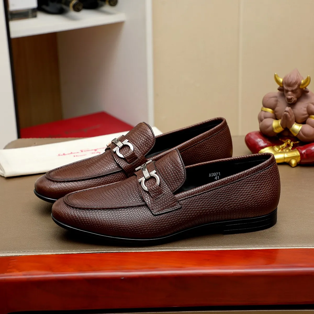 Men's shoes 250 🕷🕷🐂【Ferragamo】Ferragamo Popular fashionable casual shoes🇨🇳Official website counter 1:1 production, original mold opening💯Good quality can be seen, imported high-end first-layer pebbled calfskin, water-dyed🐂leather lining🌿very clear texture, high-quality waterproof, non-slip and wear-resistant outsole🎋high quality and low price, truly handmade🍓, color optional! Code number 38-44 (45. To be customized)